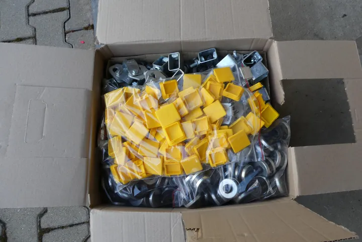 Karton mit Montagezubehör u.a. Befestigungsmaterial für Lüftung